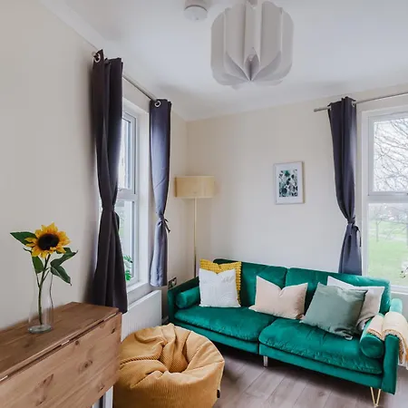 Modern Cosy Corner Flat - 2 Bed Close To 2x Tube Stations Apartment *