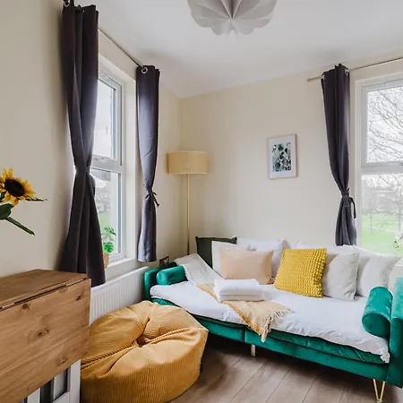 Modern Cosy Corner Flat - 2 Bed Close To 2x Tube Stations London