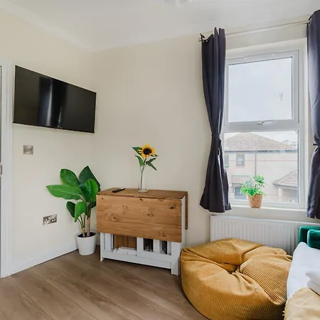 Modern Cosy Corner Flat - 2 Bed Close To 2x Tube Stations * London