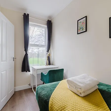 Modern Cosy Corner Flat - 2 Bed Close To 2x Tube Stations Apartment *