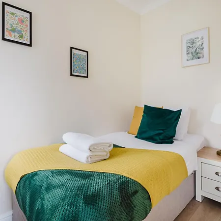 Modern Cosy Corner Flat - 2 Bed Close To 2x Tube Stations