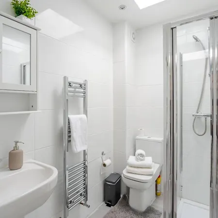 Beautiful Flat Near - Entire Flat - Equipped Kitchen - Private Bathroom