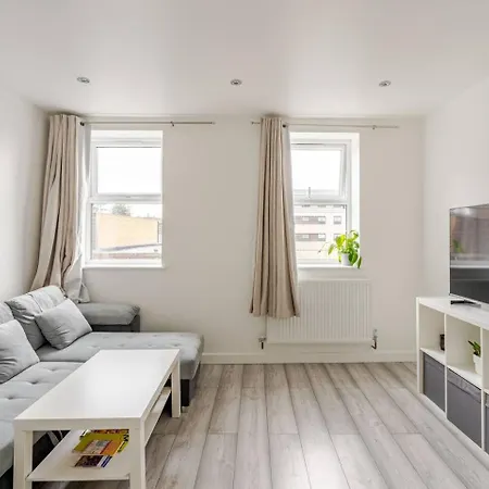 Beautiful Flat Near - Entire Flat - Equipped Kitchen - Private Bathroom Apartment *