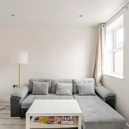 Beautiful Flat Near - Entire Flat - Equipped Kitchen - Private Bathroom