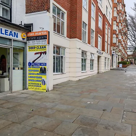 Two Bedroom In Bayswater Apartment