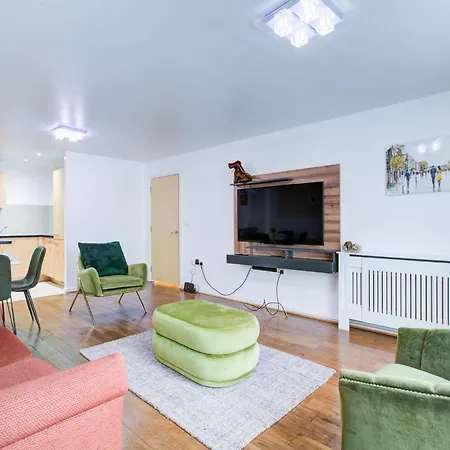 Apartment Newly Furnished Stunning 2 Bedroom Flat *