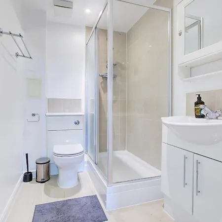 Newly Furnished Stunning 2 Bedroom Flat Apartment