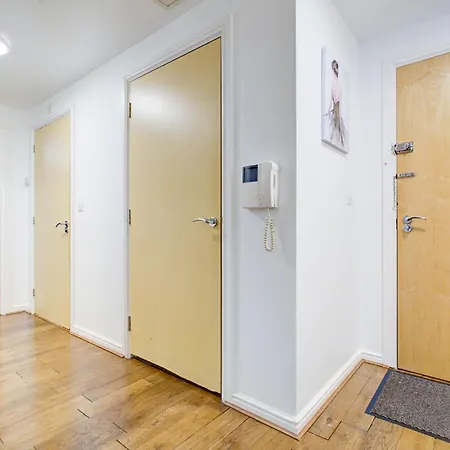 Newly Furnished Stunning 2 Bedroom Flat *