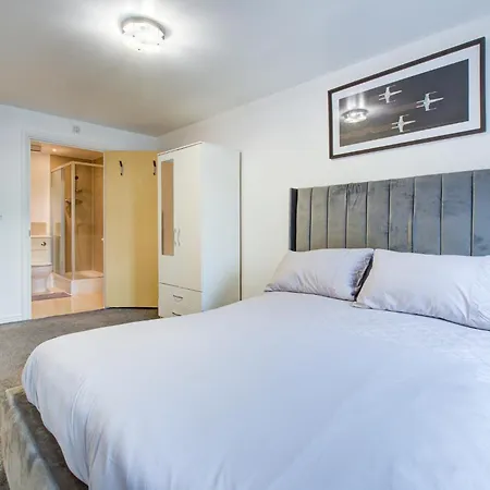 Newly Furnished Stunning 2 Bedroom Flat Apartment *