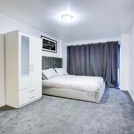 Apartment Newly Furnished Stunning 2 Bedroom Flat *