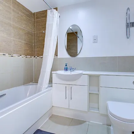 Apartment Newly Furnished Stunning 2 Bedroom Flat