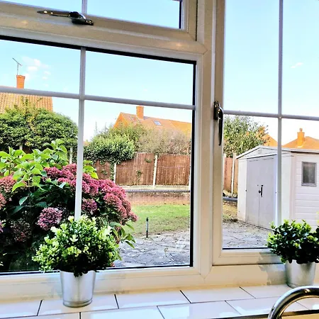 Cosy Luxurious Large 3 Bedroom House, Free Parking, Free Wifi Havering