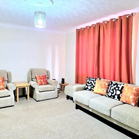 Cosy Luxurious Large 3 Bedroom House, Free Parking, Free Wifi Apartment *