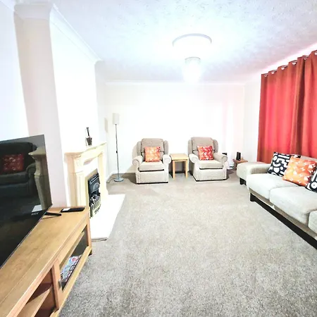 Cosy Luxurious Large 3 Bedroom House, Free Parking, Free Wifi Apartment