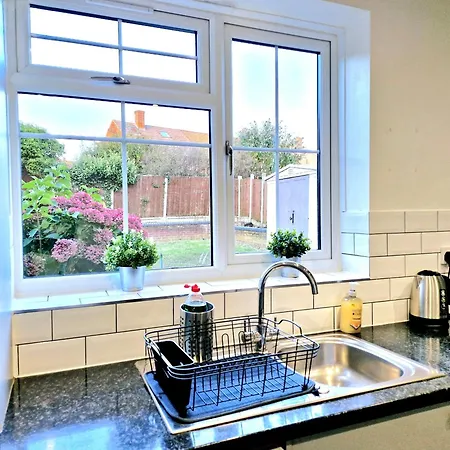 Apartment Cosy Luxurious Large 3 Bedroom House, Free Parking, Free Wifi Havering