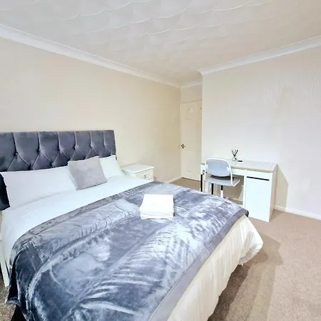 Cosy Luxurious Large 3 Bedroom House, Free Parking, Free Wifi * Havering