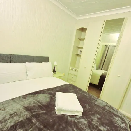Apartment Cosy Luxurious Large 3 Bedroom House, Free Parking, Free Wifi Havering