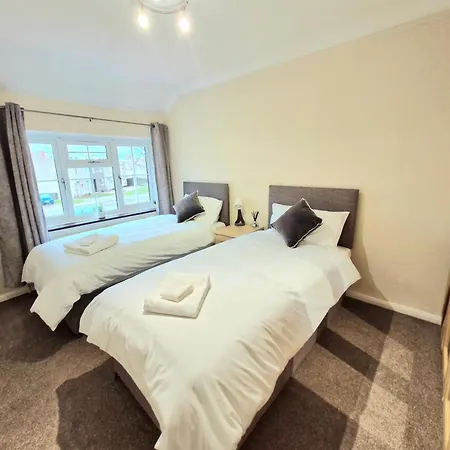 Apartment Cosy Luxurious Large 3 Bedroom House, Free Parking, Free Wifi