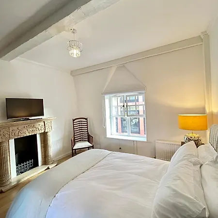 Mayfair - Two Bed, One Bath *