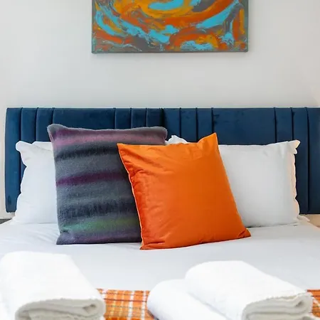 Modern Two Bed With Free Gated Parking Space Apartment *