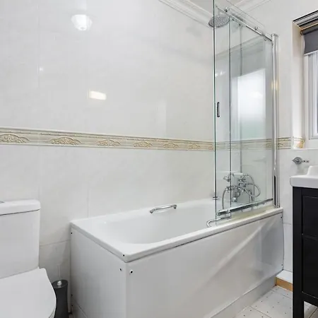 Modern Two Bed With Free Gated Parking Space
