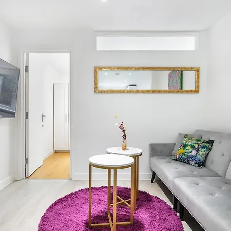 Modern Two Bed With Free Gated Parking Space Apartment