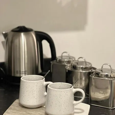 Apartment Modern In Popular South Kensington Location *