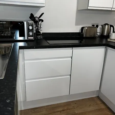 Apartment Modern In Popular South Kensington Location *