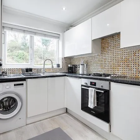 Modern Two Bed With Free Gated Parking Space * London