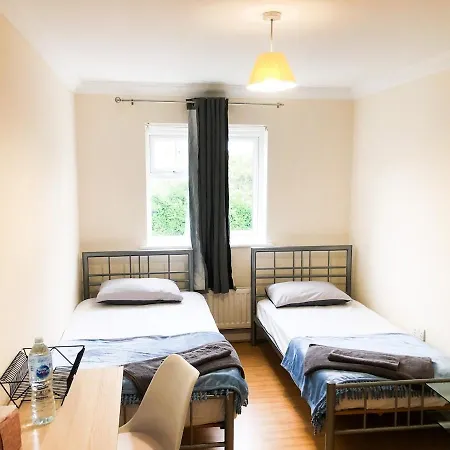 Harrow Hideaway - Close To Station Apartment