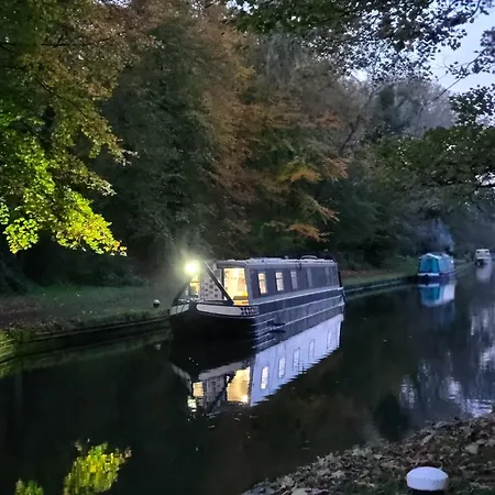 Botel Comfy Canal Boat In Little Venice By Paddington London