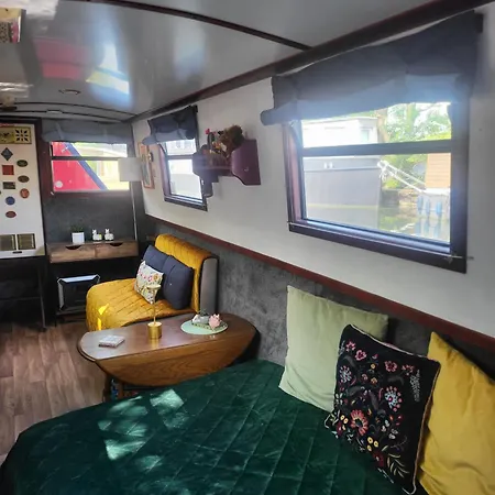 Comfy Canal Boat In Little Venice By Paddington London