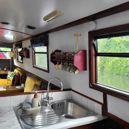 Comfy Canal Boat In Little Venice By Paddington Botel
