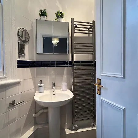 2 Bedroom Luxury Flat In Centre Of Muswell Hill London