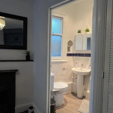 2 Bedroom Luxury Flat In Centre Of Muswell Hill *