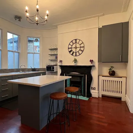 2 Bedroom Luxury Flat In Centre Of Muswell Hill *