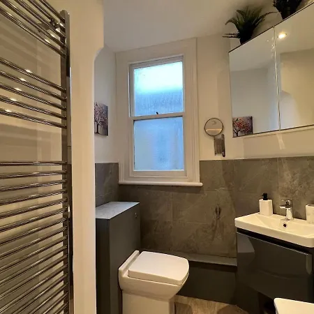 2 Bedroom Luxury Flat In Centre Of Muswell Hill Apartment