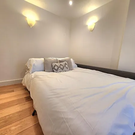 Comfortable 2br Flat - 1 Min To Tube, Sleeps 6 Lägenhet *