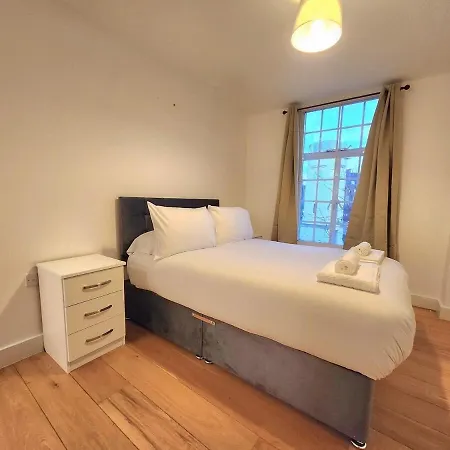 Comfortable 2br Flat - 1 Min To Tube, Sleeps 6 *