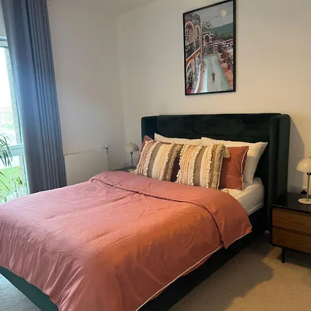 Top Quality Private Full Flat Luxury Bedroom In Central *