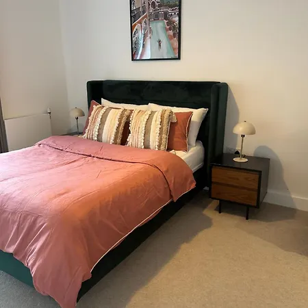 Top Quality Private Full Flat Luxury Bedroom In Central Apartment *