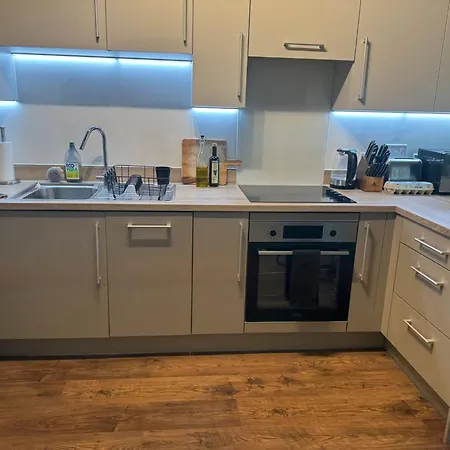 Top Quality Private Full Flat Luxury Bedroom In Central *