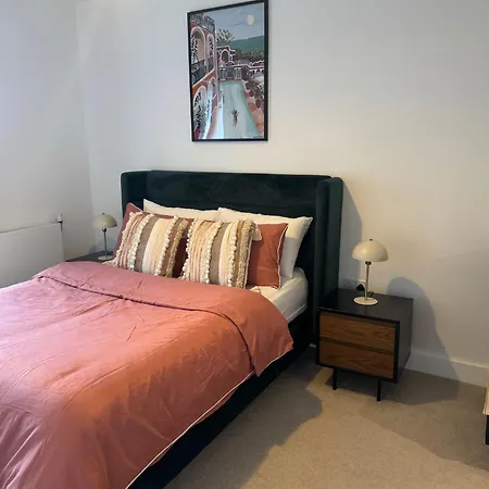 Top Quality Private Full Flat Luxury Bedroom In Central London