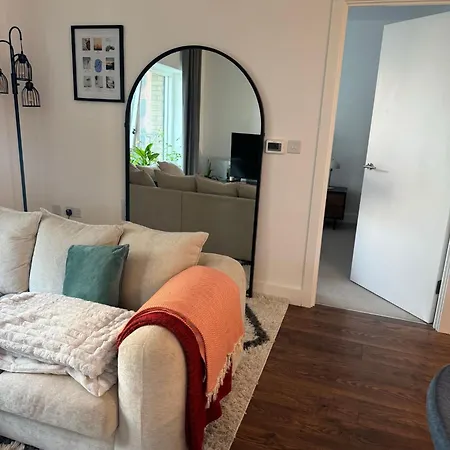 Top Quality Private Full Flat Luxury Bedroom In Central Apartment
