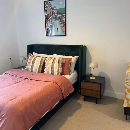 Top Quality Private Full Flat Luxury Bedroom In Central Apartment *