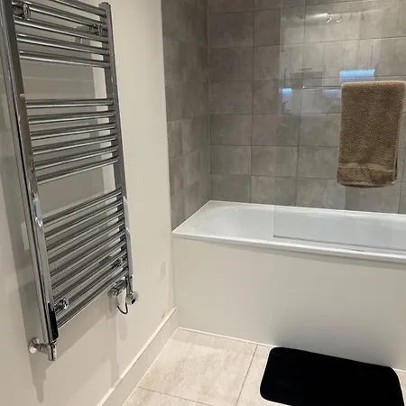 Top Quality Private Full Flat Luxury Bedroom In Central *