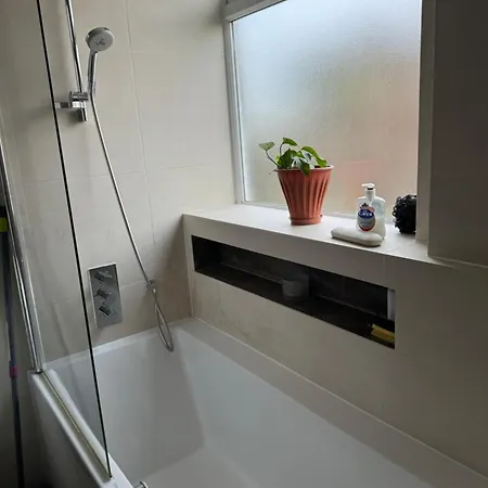 House Kt5 9lw, 119 Beresford Avenue Surbiton, Kingston Homestay Surbiton