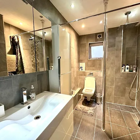 Homestay Laburnum House-comfortable Near Of