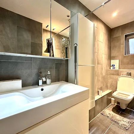 Laburnum House-comfortable Near Of Homestay *