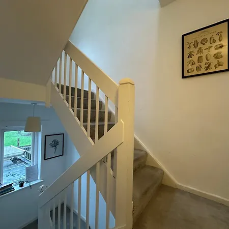 Homestay Laburnum House-comfortable Near Of